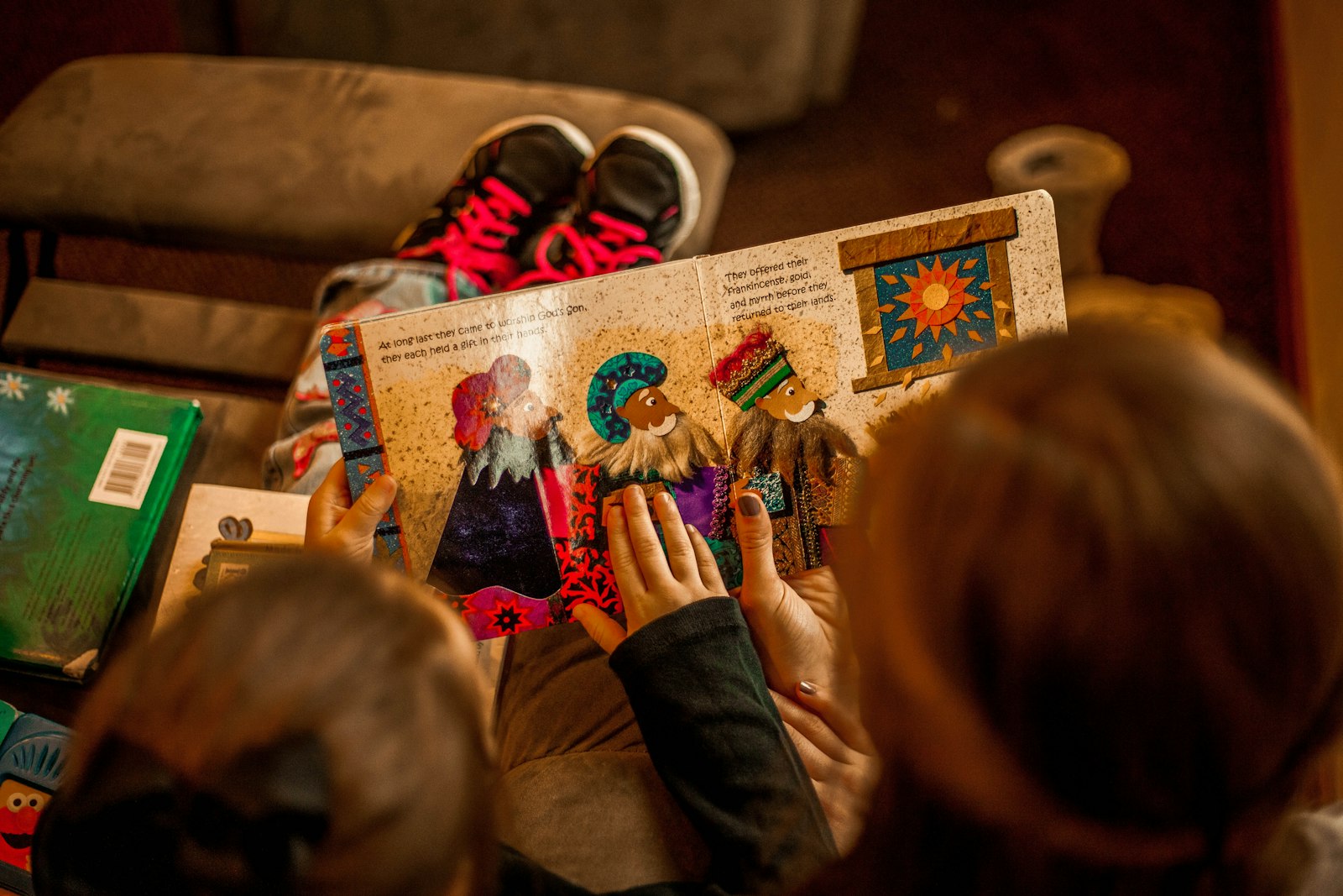 Monica Cortes leyendo cuentos a los niños